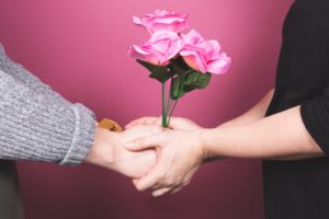 couple-flowers-gift