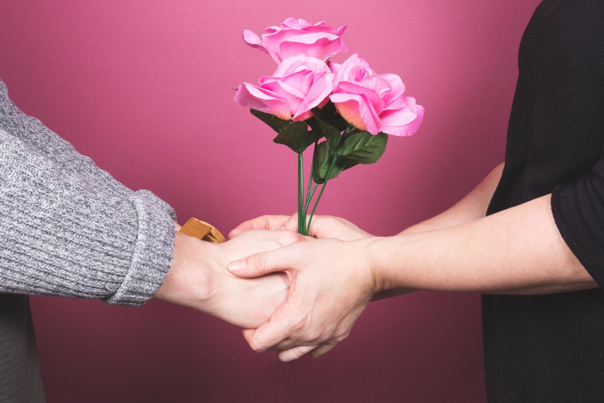 couple-flowers-gift